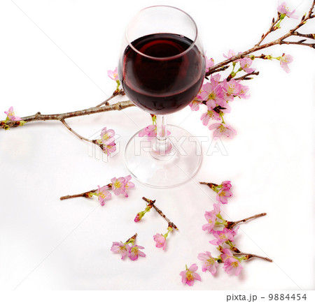 ワインのクローズアップと桜の花 9884454