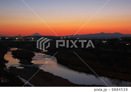 黄昏時の富士 9884539