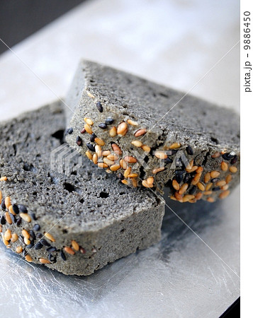 黒ごまペーストのパウンドケーキ カット画像 の写真素材