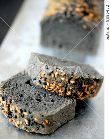 黒ごまのパウンドケーキ アップ の写真素材