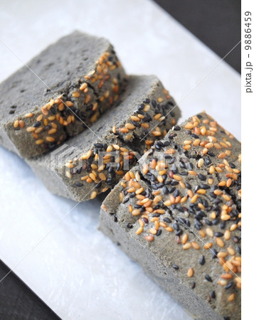 黒ごまペーストのパウンドケーキ ハイアングル(カット&ホール) 黒ごまペーストのパウンドケーキ ハイアングル(カット&ホール) 9886459