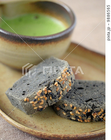 黒ごまパウンドケーキと抹茶の写真素材