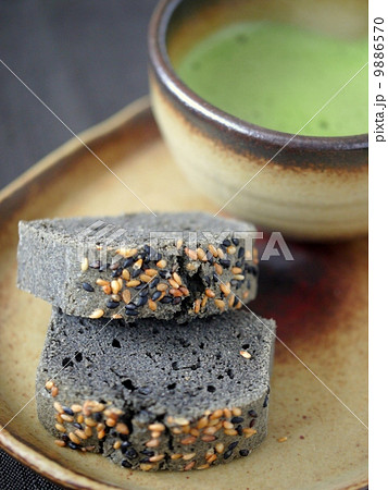 黒ごまパウンドケーキと抹茶 背景黒 の写真素材