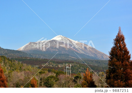 薄っすらと雪化粧した霧島連山「高千穂峰」 薄っすらと雪化粧した霧島連山「高千穂峰」 9887251