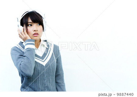 音楽を聴いている女性 9887440