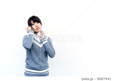 音楽を聴いている女性 9887441