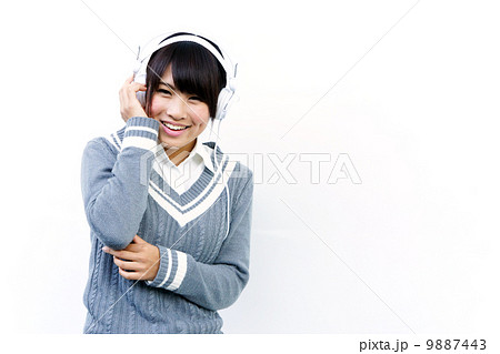 音楽を聴いている女性 9887443