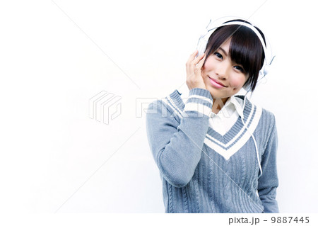 音楽を聴いている女性 9887445