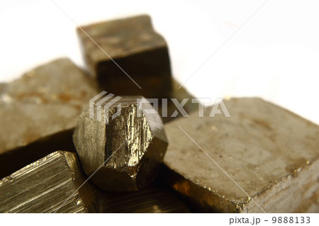 golden cubes 9888133