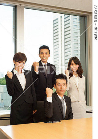 ガッツポーズをする4人の社員 9888577