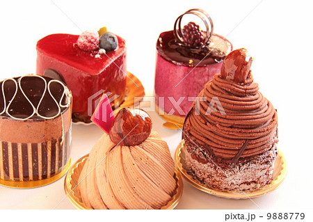 ケーキ　デザート　食べ物　お菓子　モンブラン　スイーツ　洋菓子　おやつ　栗　マロン　クリ　マロングラッセ　秋　秋の味覚　マロンケーキ　コピースペース　茶色　甘い　ドルチェ　西洋菓子　美味しい　皿　マロ 9888779