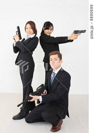 銃を構えるビジネスチームの写真素材