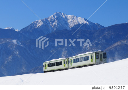 甲斐駒ヶ岳と小海線 9891257