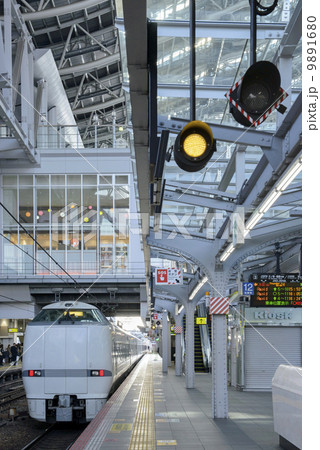 大阪駅3番ホームに停車するサンダーバード 大阪駅3番ホームに停車するサンダーバード 9891680