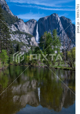 湖面に反射するヨセミテ滝 9891701