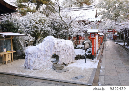 京都　雪の安井金毘羅宮 9892429