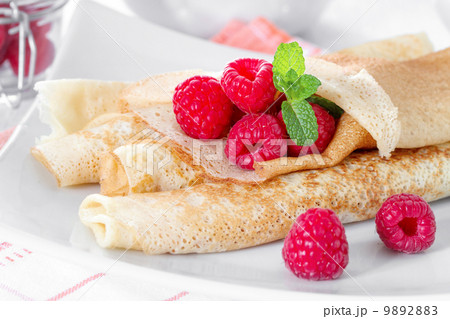 Homemade pancakes with raspberries and mint 9892883