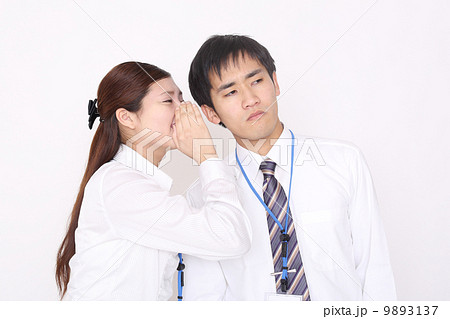 内緒話をする社員　 9893137