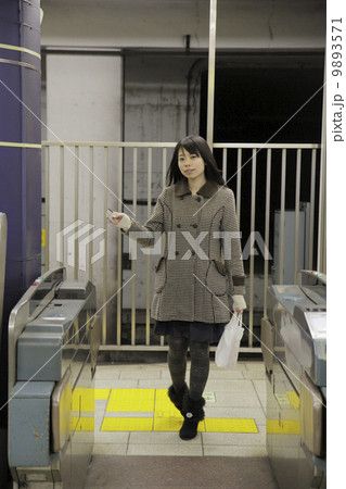 改札を通過する女性 9893571