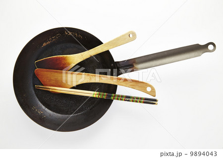 フライパンとヘラと菜箸 9894043