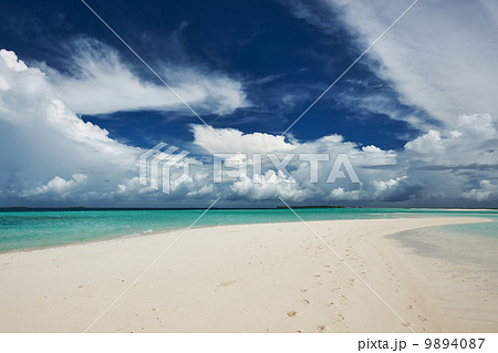 Beautiful beach with sandspit at Maldives Beautiful beach with sandspit at Maldives 9894087