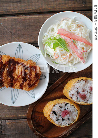 梅とヒジキの混ぜ込みご飯のいなり寿司とおかず 梅とヒジキの混ぜ込みご飯のいなり寿司とおかず 9894258