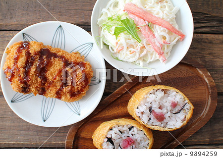 梅とヒジキの混ぜ込みご飯のいなり寿司とおかず 9894259