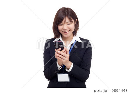 メールを見る女性 メールを見る女性 9894443