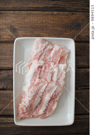 調理前の北海道産トントロ　焼肉用の豚肉 9894515