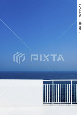 青空と海と白い壁 9894524