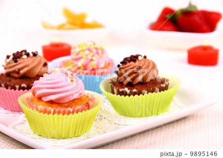 Four appetizing cupcakes on white plate 9895146