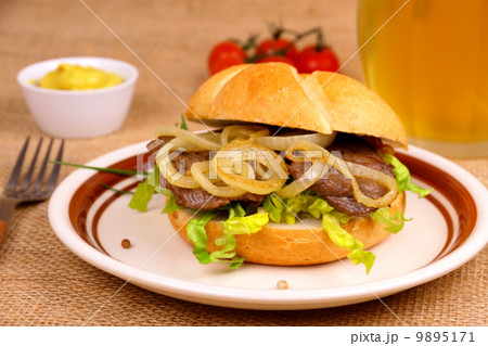 Ochsen semmel, grilled beef and onion rings in bun, beer, mustard Ochsen semmel, grilled beef and onion rings in bun, beer, mustard 9895171