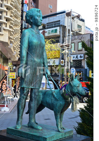 乙女と盲導犬の像(新橋駅日比谷口・SL広場/東京都港区) 乙女と盲導犬の像(新橋駅日比谷口・SL広場/東京都港区) 9896724