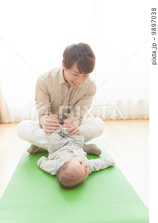 生後３ヶ月の赤ちゃん　ベビーマッサージ　父親 9897038