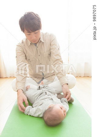 生後3ヶ月の赤ちゃん ベビーマッサージ 父親 生後3ヶ月の赤ちゃん ベビーマッサージ 父親 9897075