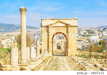 四面門(ヨルダン、ジェラシュ遺跡内北門) 四面門(ヨルダン、ジェラシュ遺跡内北門) 9897232