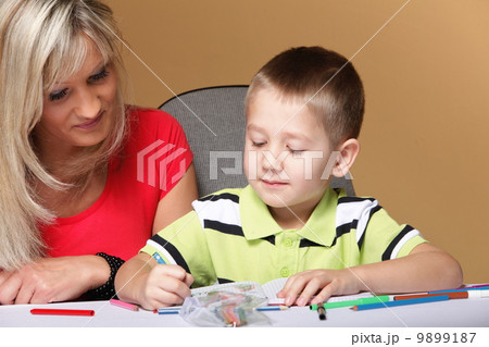 mother and son drawing together 9899187