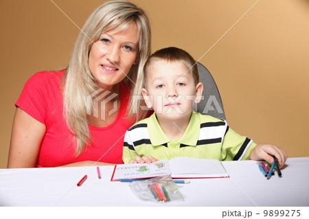 mother and son drawing together 9899275