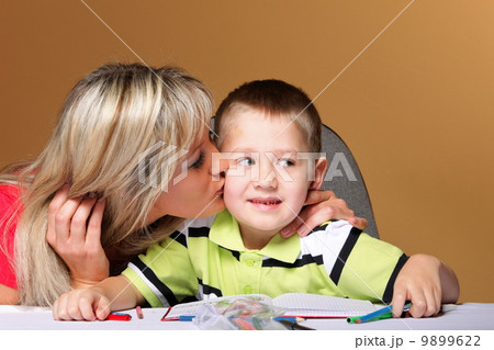 mother and son drawing together 9899622