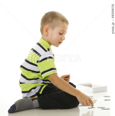 child boy playing puzzle isolated 9899656