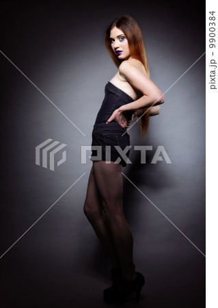 Woman straight long hair make-up posing Woman straight long hair make-up posing 9900384