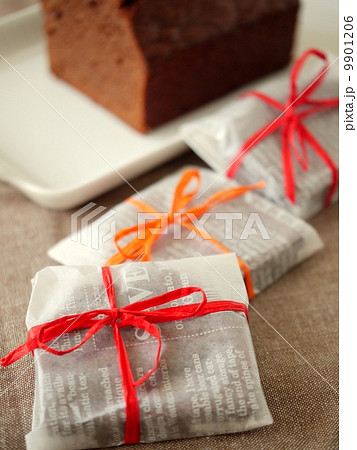 チョコパウンドケーキ 個包装 縦位置 の写真素材