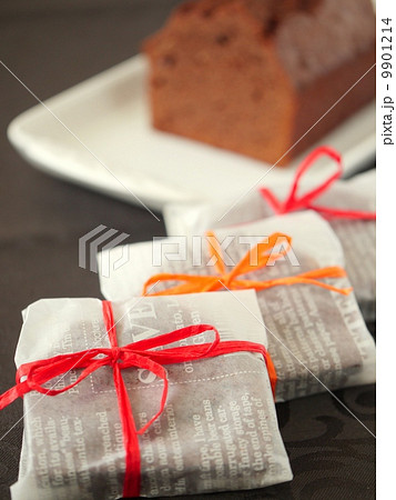 チョコパウンドケーキ　個包装　背景黒　（縦位置） 9901214