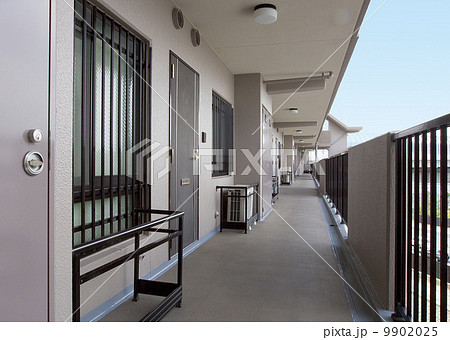 マンション・広い屋外共用廊下 9902025