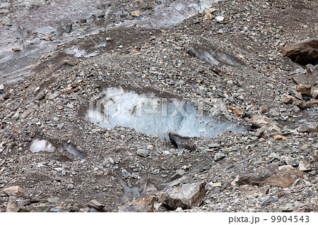 Crevasse in glacier 9904543