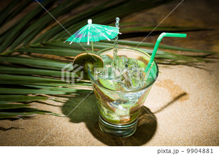 Kiwi cocktail on the sand 9904881