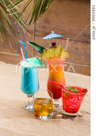 Fresh tropical cocktail on sunny beach 9904882