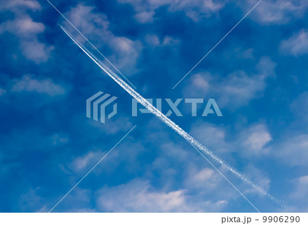 Airplane vapor trails 9906290