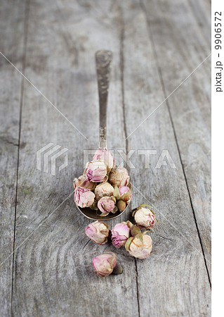Buds of dried roses 9906572