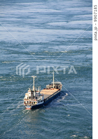 来島海峡を進む貨物船 来島海峡を進む貨物船 9907185